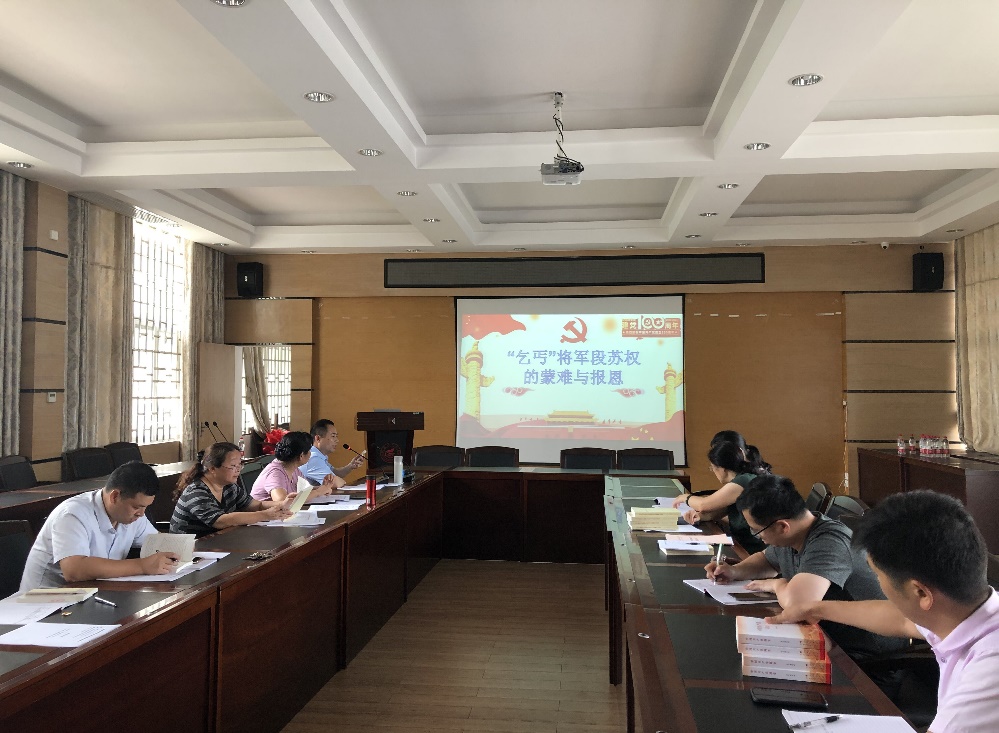 会议室里的人们描述已自动生成 会议室里的人们描述已自动生成